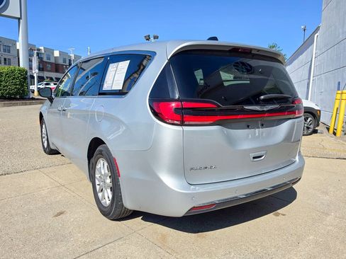 Used 2024 Chrysler Pacifica Touring-L FWD image 3