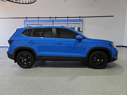 New 2026 Volkswagen Taos SE FWD image 9