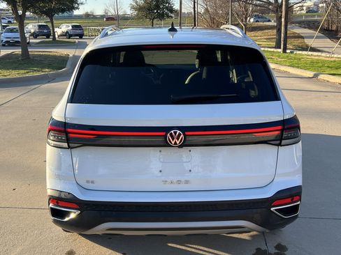 Certified 2025 Volkswagen Taos SE w/ Panoramic Sunroof Package FWD image 9