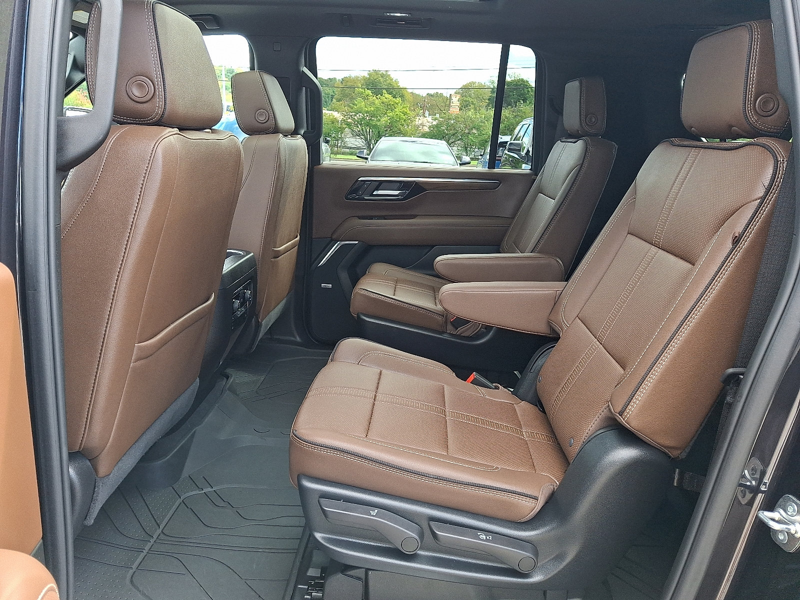 Certified 2026 Chevrolet Suburban High Country AWD/4WD image 11
