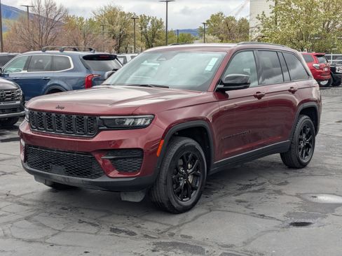 Used 2025 Jeep Grand Cherokee Altitude AWD/4WD image 10