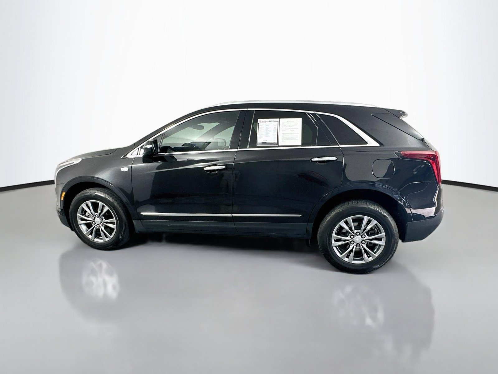 Used 2021 Cadillac XT5 Premium Luxury w/ LPO, Floor Liner Package FWD image 4