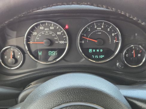 Used 2017 Jeep Wrangler Unlimited Sahara w/ Connectivity Group AWD/4WD image 12