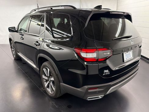 Certified 2025 Honda Pilot Touring image 3