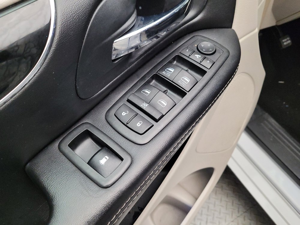 Used 2014 Chrysler Town & Country Touring-L FWD image 27
