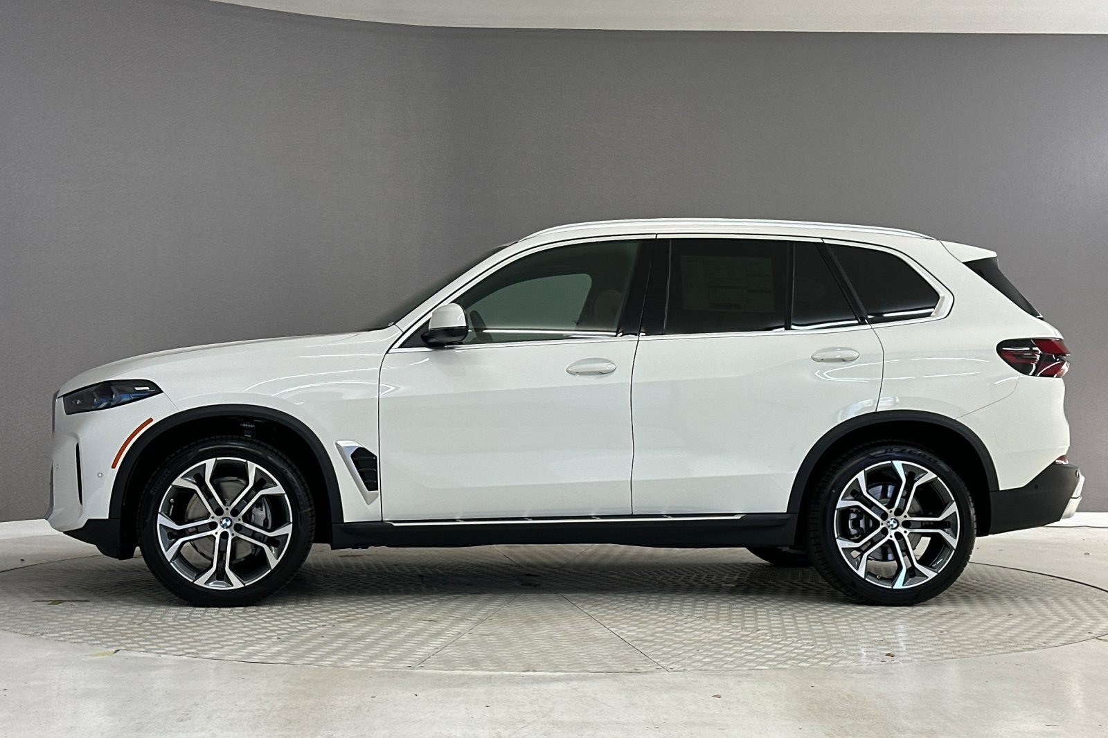 New 2026 BMW X5 sDrive40i w/ Parking Assistance Package RWD image 2