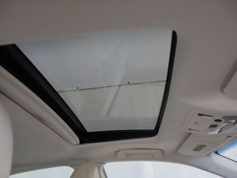 Used 2013 Lexus ES 300h w/ Luxury Pkg image 3