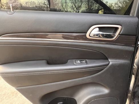 Used 2019 Jeep Grand Cherokee Limited w/ Luxury Group II AWD/4WD image 17