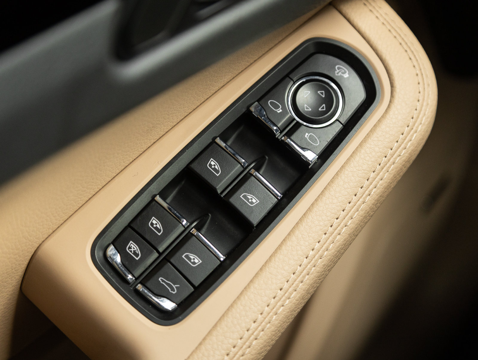 Certified 2024 Porsche Macan AWD/4WD image 19