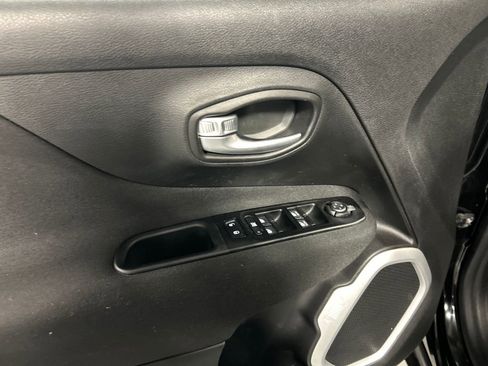 Used 2019 Jeep Renegade Latitude w/ Cold Weather Group FWD image 12