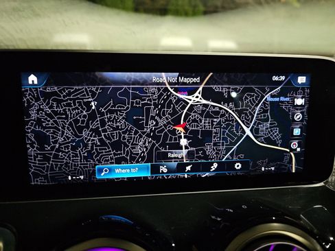 Used 2021 Mercedes-Benz GLB 250 4MATIC image 24