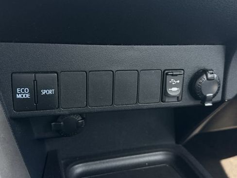 Used 2017 Toyota RAV4 XLE FWD image 21