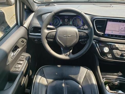 Used 2024 Chrysler Pacifica Limited w/ S Appearance Package FWD image 17