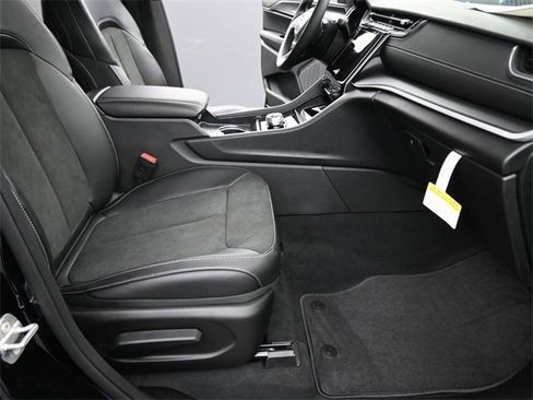 New 2025 Jeep Grand Cherokee L Altitude image 35