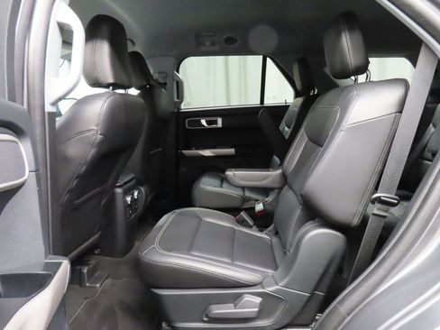 Used 2023 Ford Explorer XLT image 8