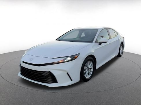 Used 2025 Toyota Camry LE image 7