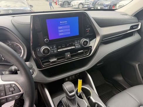 Used 2023 Toyota Highlander XLE image 16