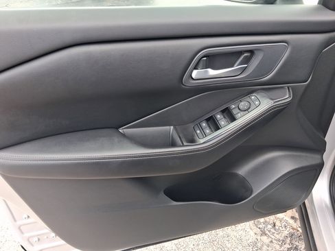 Used 2024 Nissan Rogue SV AWD/4WD image 12