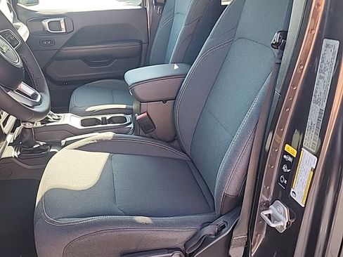 Used 2025 Jeep Wrangler Sahara image 7