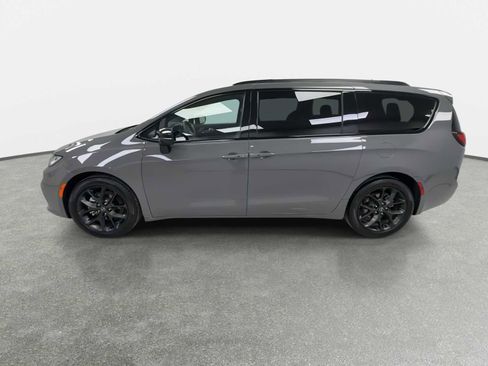 Used 2025 Chrysler Pacifica Limited image 5