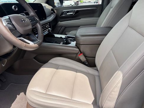 Used 2025 Chevrolet Suburban Z71 w/ Z71 Off-Road Package image 9