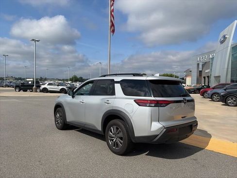 Used 2025 Nissan Pathfinder SV FWD image 3