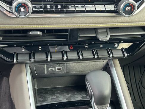 Certified 2024 Chevrolet Colorado ZR2 w/ Technology Package image 33