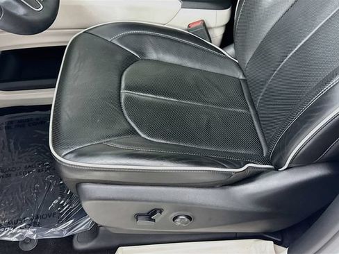 Used 2024 Chrysler Pacifica Limited AWD/4WD image 19