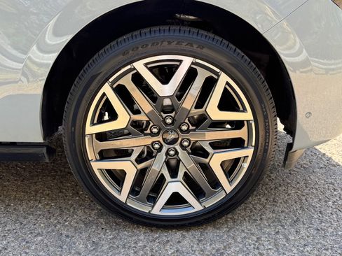 Used 2025 Ford Expedition Max Platinum w/ Platinum Ultimate Package image 4