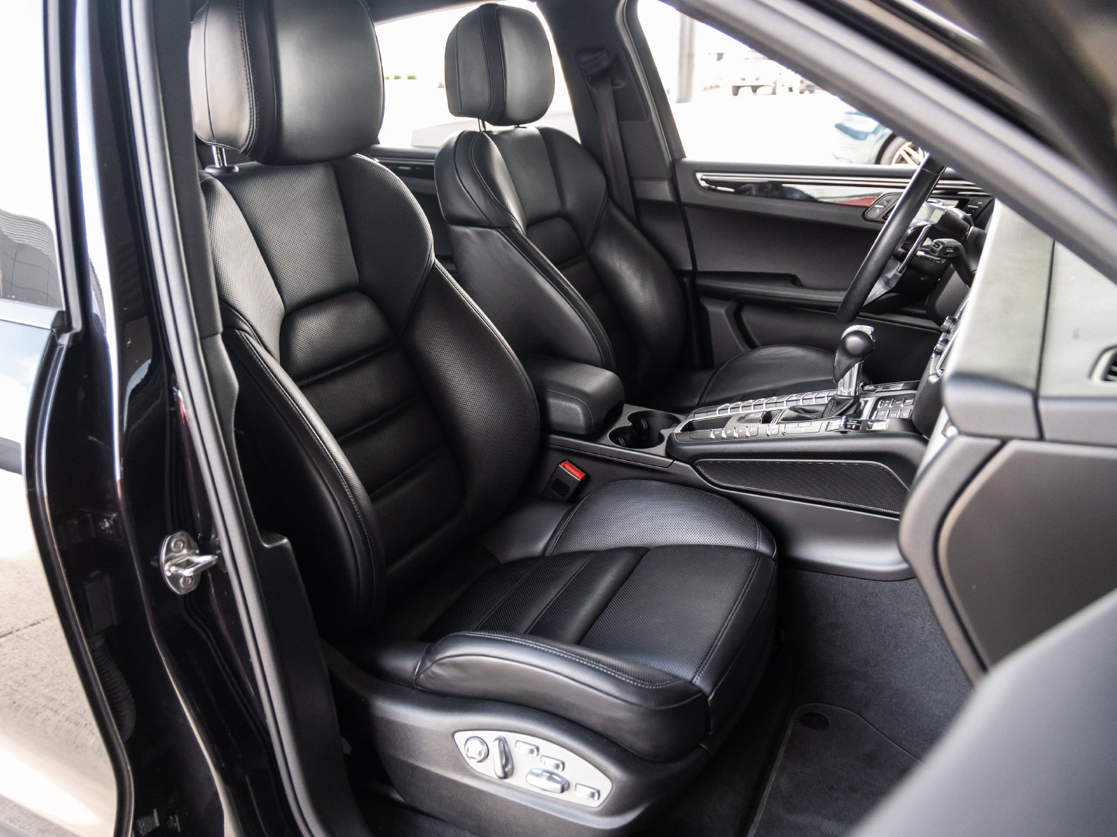 Used 2018 Porsche Macan Sport Edition AWD/4WD image 38