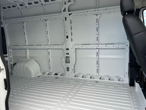 Used 2025 RAM ProMaster 2500 w/ Premium Convenience Group image 18