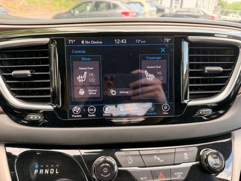 Used 2018 Chrysler Pacifica Touring-L Plus FWD image 14