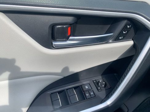 Used 2019 Toyota RAV4 XLE Premium w/ Cold Weather Package AWD/4WD image 9