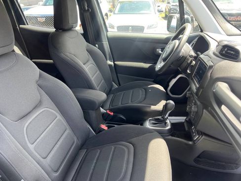 Used 2021 Jeep Renegade Latitude FWD image 8