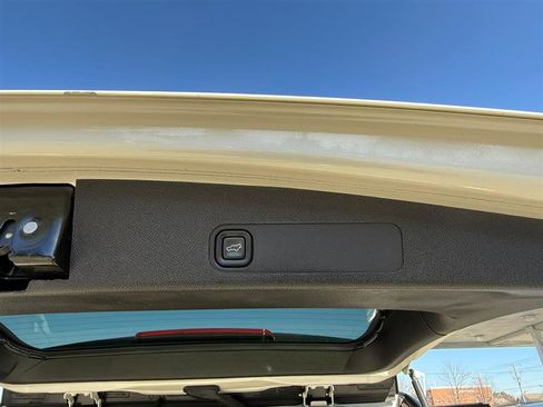 Used 2013 GMC Yukon SLT w/ SLT-2 Equipment Package image 24