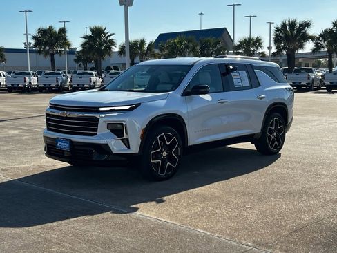 Used 2025 Chevrolet Traverse High Country image 2