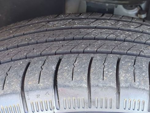 Used 2022 GMC Acadia SLT w/ Elevation Edition image 16