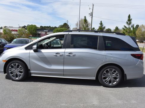 New 2026 Honda Odyssey Touring image 6