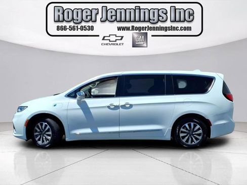 Used 2022 Chrysler Pacifica Limited FWD image 2