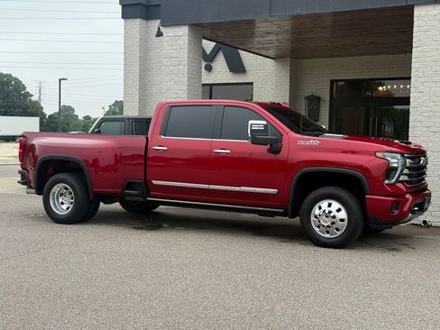 Used 2025 Chevrolet Silverado 3500 High Country w/ High Country Premium Package AWD/4WD image 3