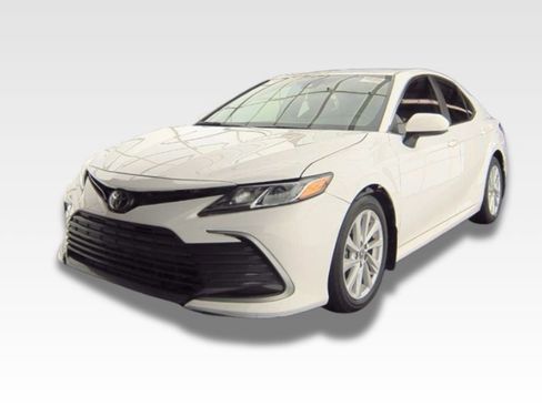 Used 2022 Toyota Camry LE image 1