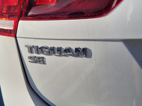 Used 2020 Volkswagen Tiguan SE w/ Panoramic Sunroof Package FWD image 9