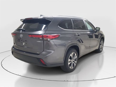 Certified 2023 Toyota Highlander XLE image 7