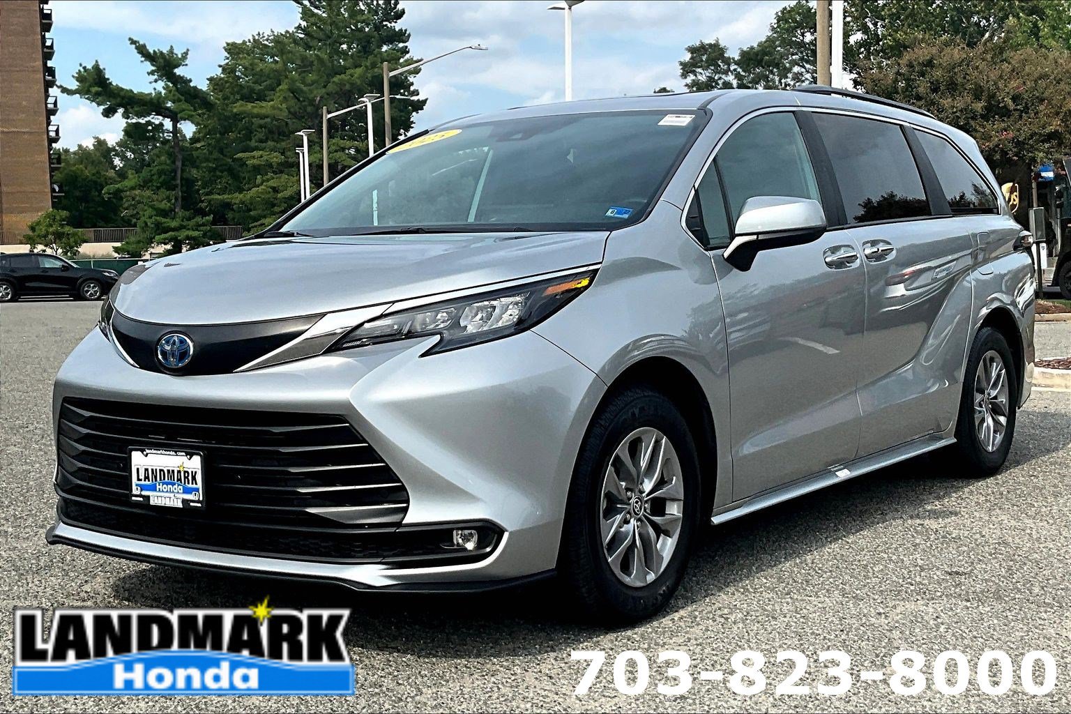 Used 2025 Toyota Sienna XLE FWD image 1