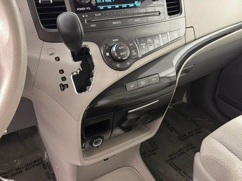 Used 2013 Toyota Sienna LE FWD image 24