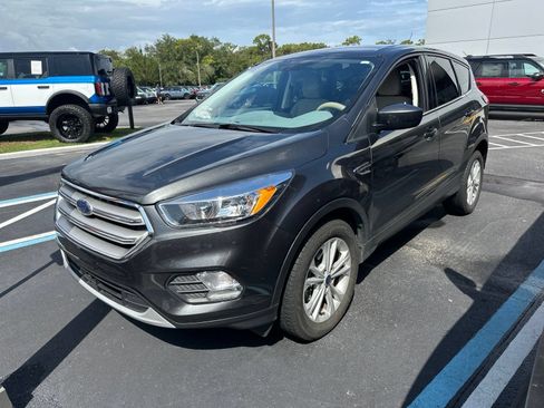Used 2019 Ford Escape SE FWD image 1