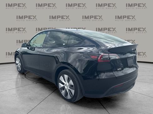 Used 2023 Tesla Model Y Long Range AWD/4WD image 2