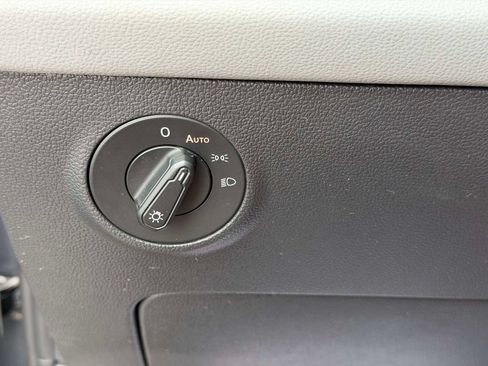 Used 2022 Volkswagen Taos SE w/ Panoramic Sunroof Package FWD image 24