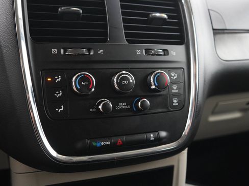 Used 2019 Dodge Grand Caravan SE FWD image 23