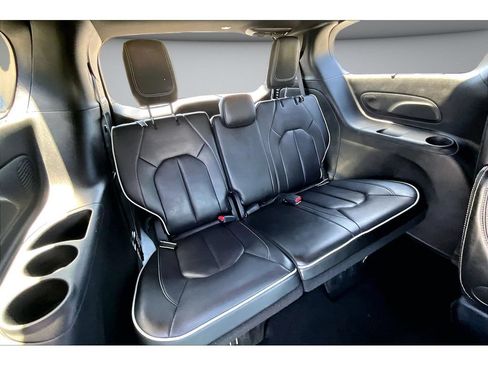 Certified 2025 Chrysler Pacifica Limited FWD image 45